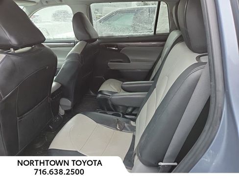 Used 2022 Toyota Highlander Limited image 10