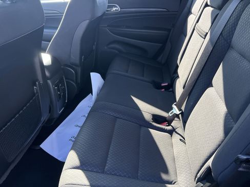 Used 2019 Jeep Grand Cherokee Laredo image 32