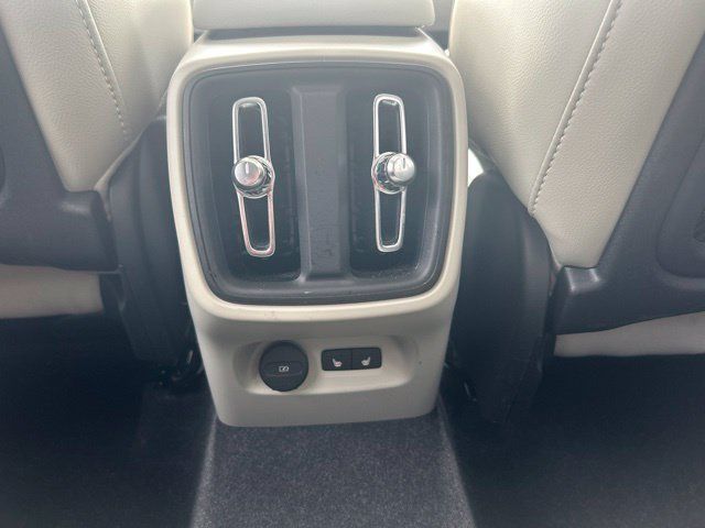Used 2024 Volvo XC40 B5 Plus w/ Climate Package AWD/4WD image 16