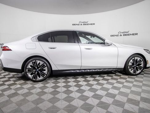 Used 2024 BMW 530i w/ Premium Package RWD image 4
