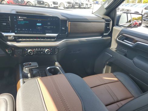 Used 2025 Chevrolet Silverado 1500 High Country w/ High Country Premium Package image 16