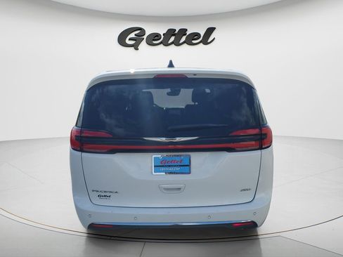 Used 2024 Chrysler Pacifica Touring-L AWD/4WD image 12