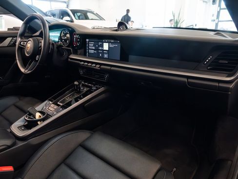 Used 2020 Porsche 911 Carrera RWD image 25