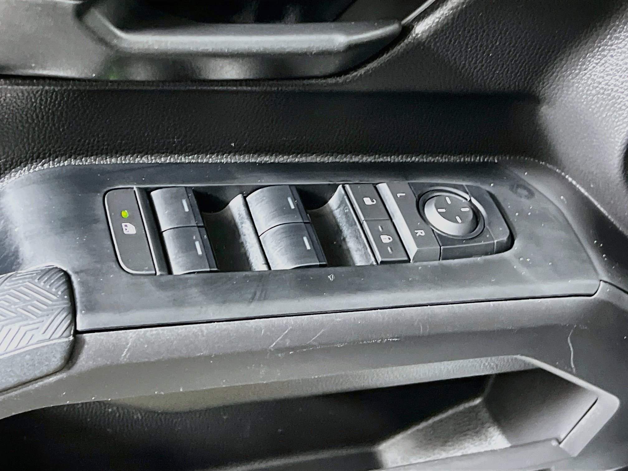 Used 2025 Toyota Tacoma SR5 AWD/4WD image 17