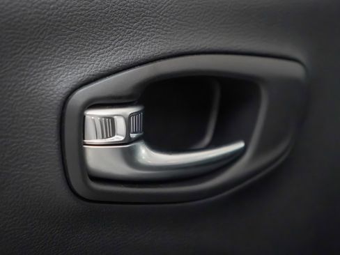 Used 2018 Jeep Compass Latitude w/ Popular Equipment Group image 22