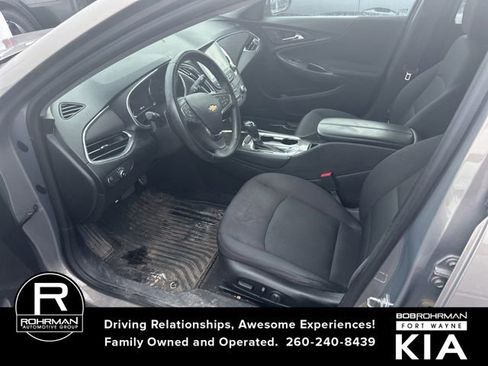 Used 2017 Chevrolet Malibu LT image 9