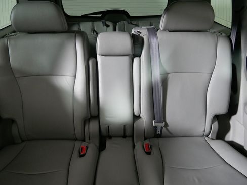Used 2012 Toyota Highlander SE w/ Tow Pkg AWD/4WD image 13