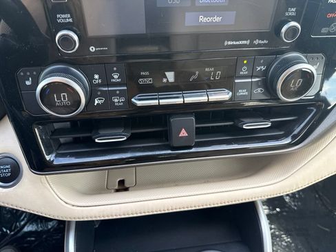 Used 2021 Toyota Highlander XLE AWD/4WD image 21