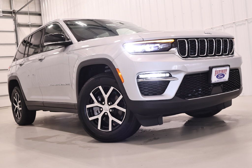 Used 2024 Jeep Grand Cherokee Limited AWD/4WD image 40