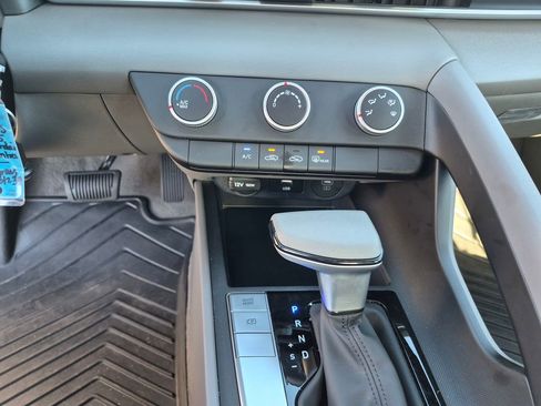 Used 2025 Hyundai Elantra SE image 18