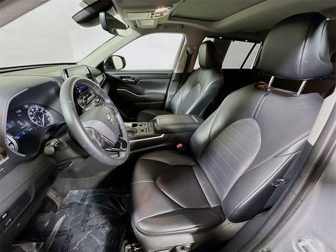 Certified 2021 Toyota Highlander XLE image 19