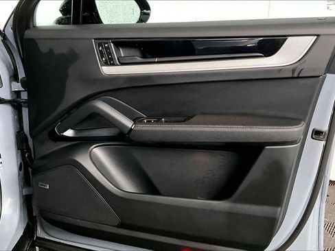 Used 2024 Porsche Cayenne image 21