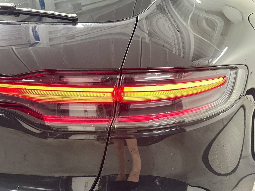 Certified 2025 Porsche Macan AWD/4WD image 33
