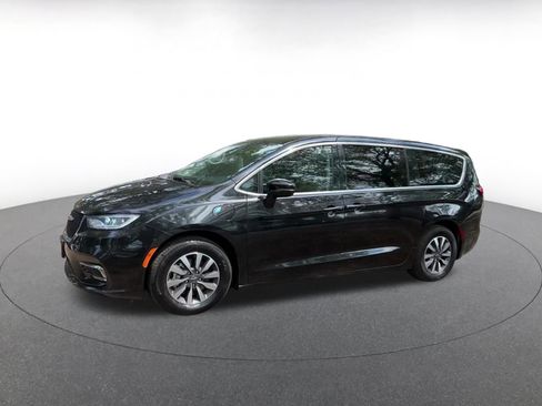 Used 2023 Chrysler Pacifica Touring-L FWD image 8