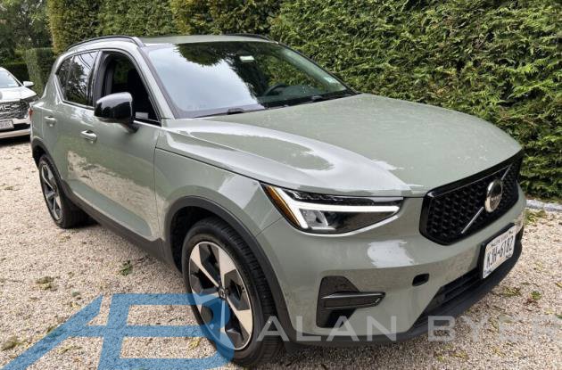 Used 2024 Volvo XC40 B5 Core AWD/4WD image 1