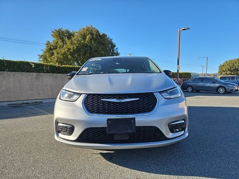 Used 2024 Chrysler Pacifica Limited image 3