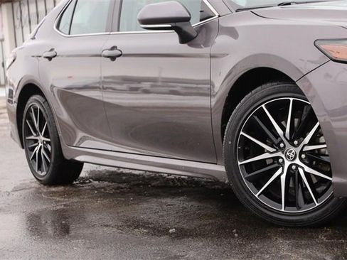 Used 2022 Toyota Camry SE image 3