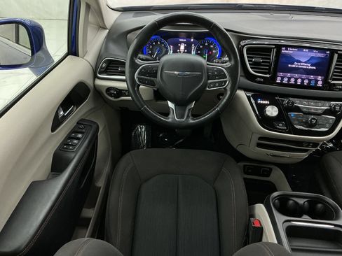 Used 2020 Chrysler Pacifica Touring w/ Advanced Safetytec Group FWD image 30