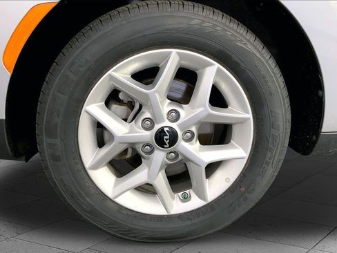 Certified 2025 Kia Soul LX w/ LX Technology Package FWD image 9