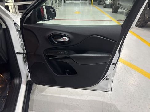 Used 2020 Jeep Cherokee Altitude image 29