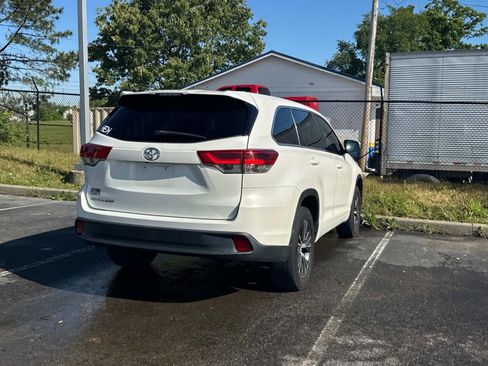 Used 2018 Toyota Highlander LE FWD image 4