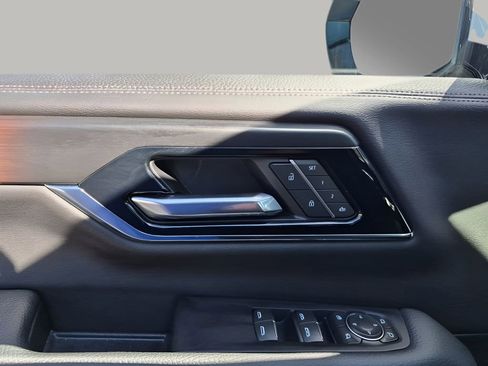 Used 2025 GMC Yukon XL Denali image 27