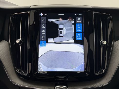 Certified 2025 Volvo XC60 B5 Plus AWD/4WD image 21