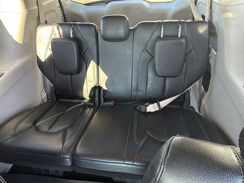 Used 2022 Chrysler Pacifica Touring-L image 12