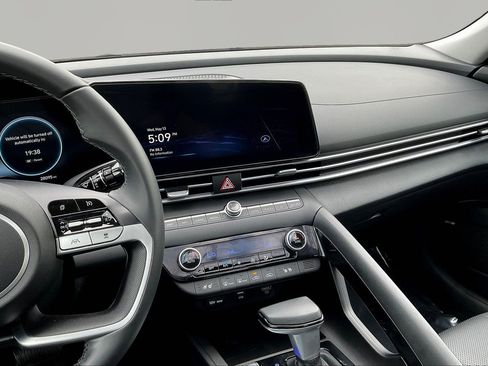 Certified 2023 Hyundai Elantra Limited FWD image 9