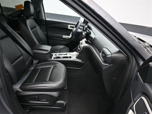 Used 2024 Ford Explorer XLT w/ Equipment Group 202A image 10