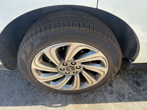 Used 2023 Lincoln Navigator Reserve image 9