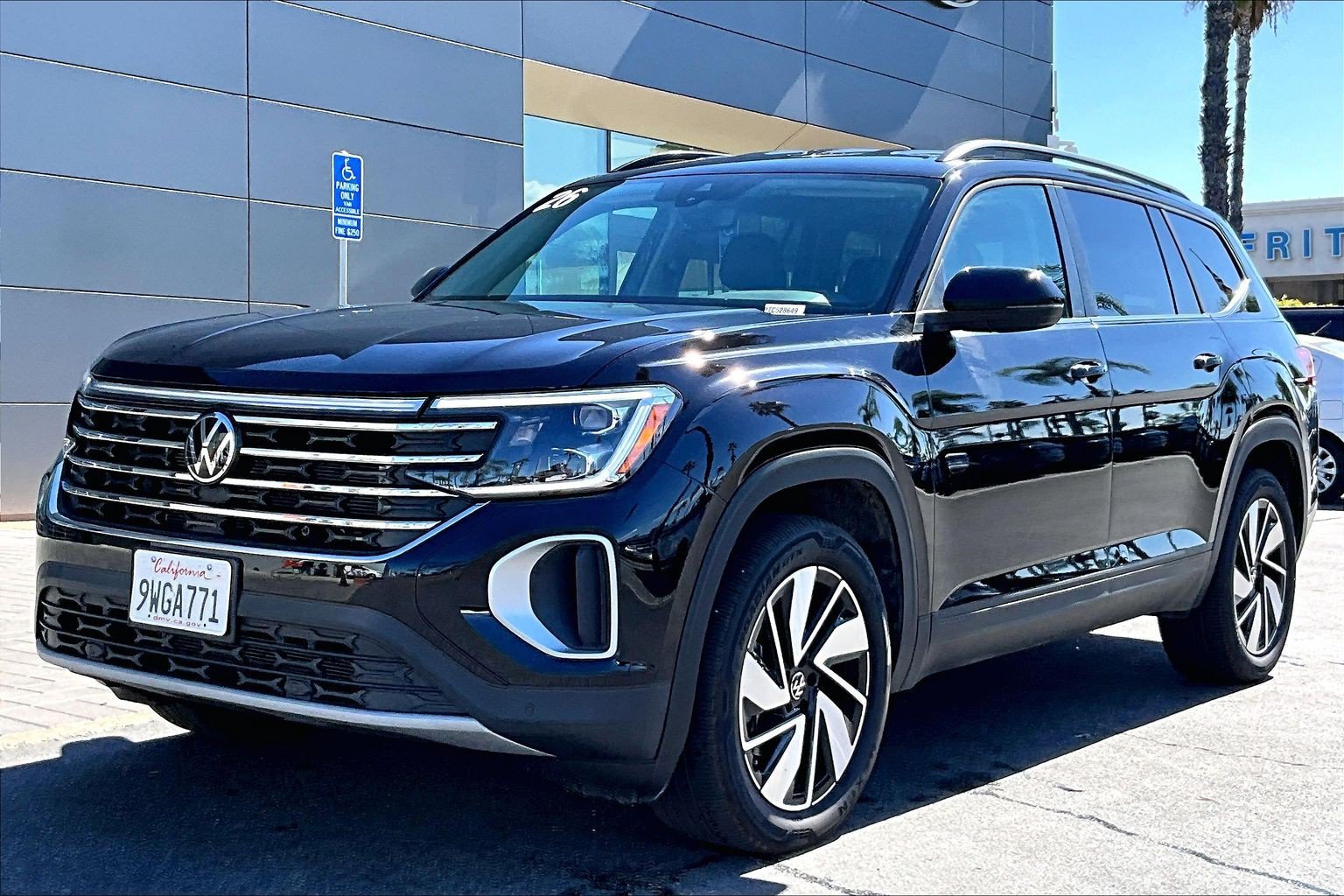 Used 2026 Volkswagen Atlas SE FWD image 1