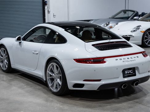 Used 2019 Porsche 911 Carrera 4 AWD/4WD image 4