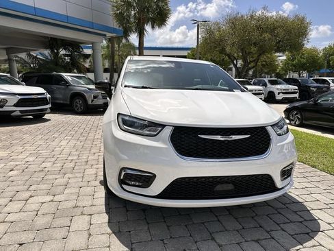 Used 2024 Chrysler Pacifica Touring FWD image 18