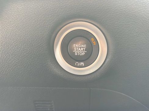Used 2019 Chrysler Pacifica Touring-L w/ Advanced Safetytec Group FWD image 8