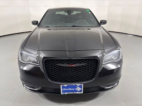 Used 2023 Chrysler 300 S w/ Comfort Group RWD image 3