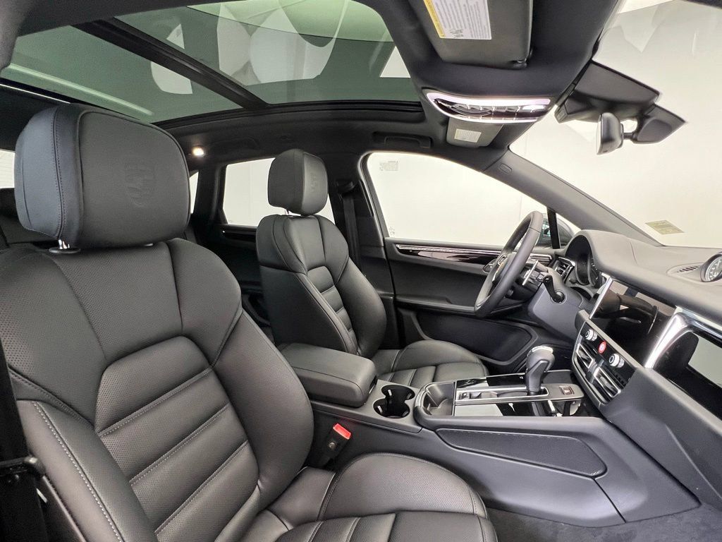 Used 2026 Porsche Macan AWD/4WD image 18