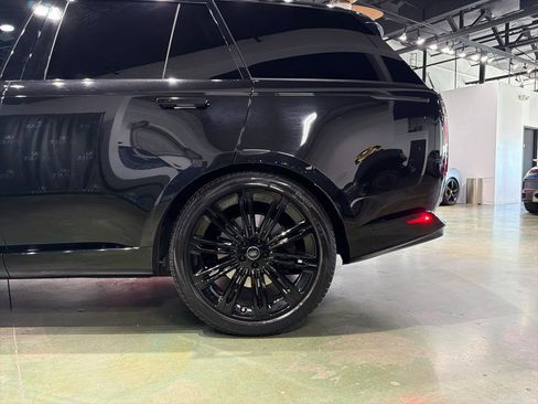 Used 2024 Land Rover Range Rover SE AWD/4WD image 8