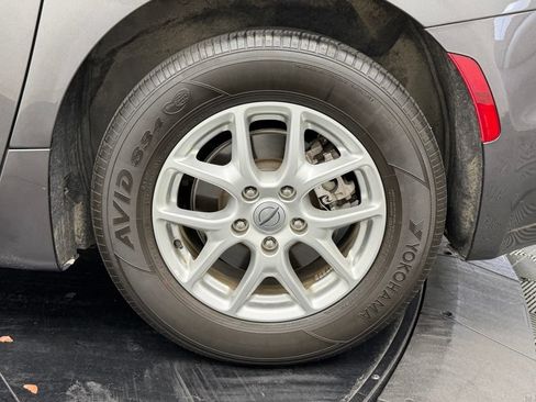 Used 2023 Chrysler Pacifica Touring-L FWD image 16