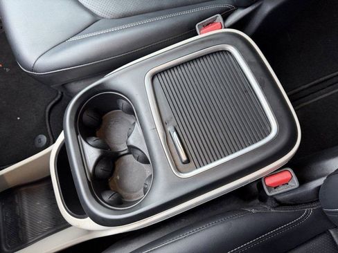 Used 2024 Chrysler Pacifica Touring-L image 26