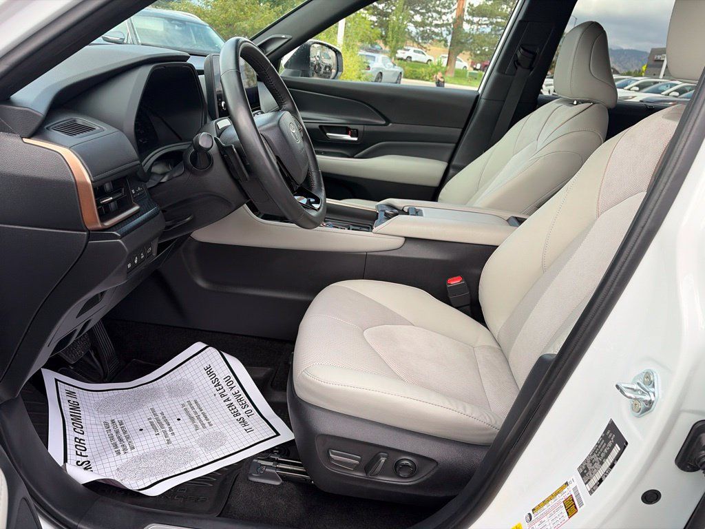 Used 2024 Toyota Grand Highlander AWD Hybrid image 27