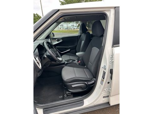 Used 2023 Kia Soul LX w/ LX Technology Package image 8