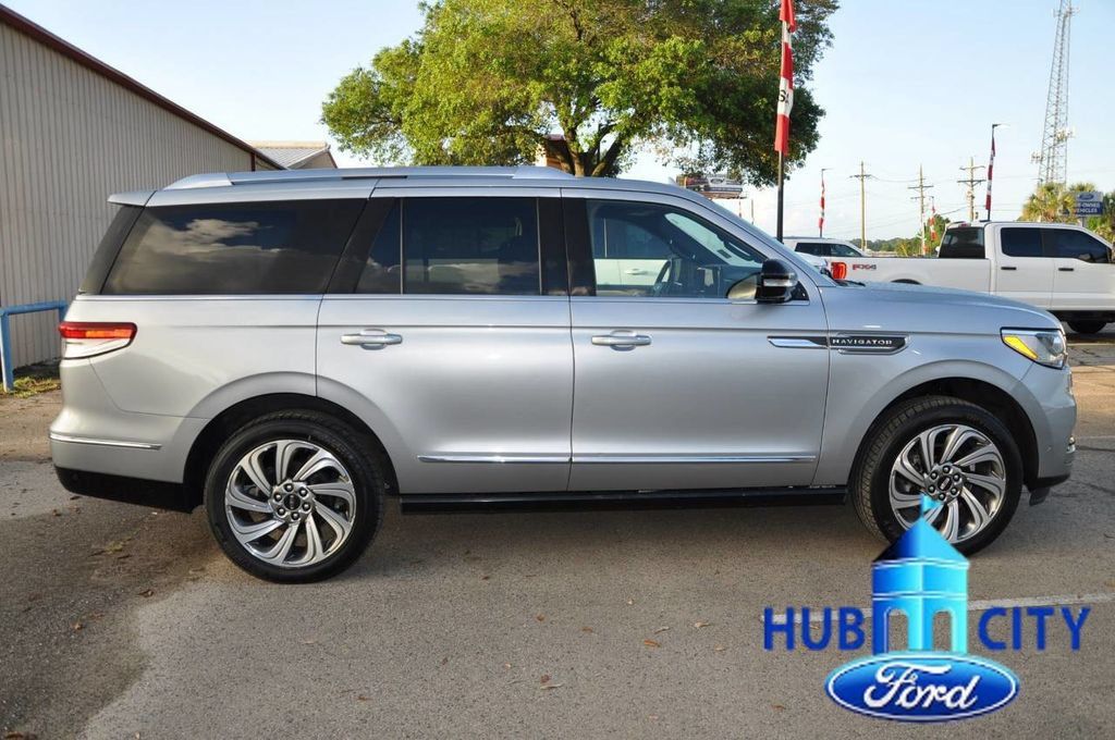 Used 2023 Lincoln Navigator Reserve RWD image 6