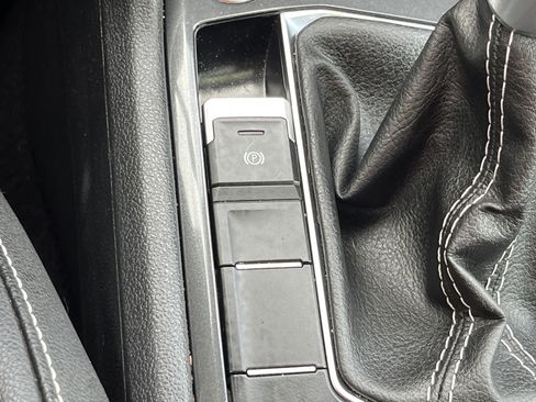 Used 2023 Volkswagen Tiguan SE w/ Panoramic Sunroof Package image 10