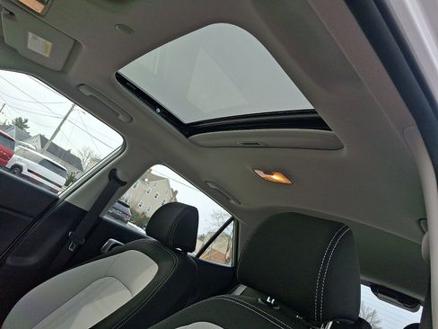 Certified 2025 Hyundai Venue SEL image 21