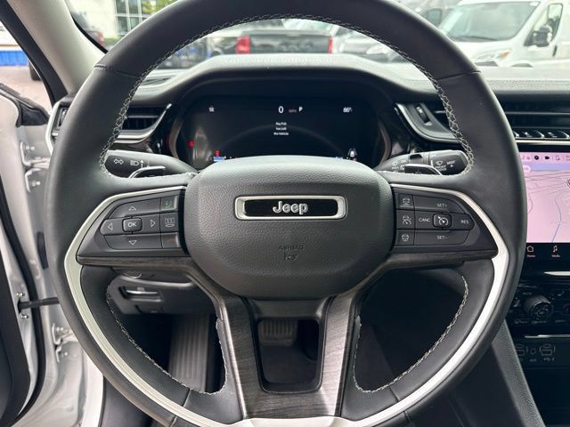 Used 2023 Jeep Grand Cherokee Limited w/ Black Appearance Package AWD/4WD image 10