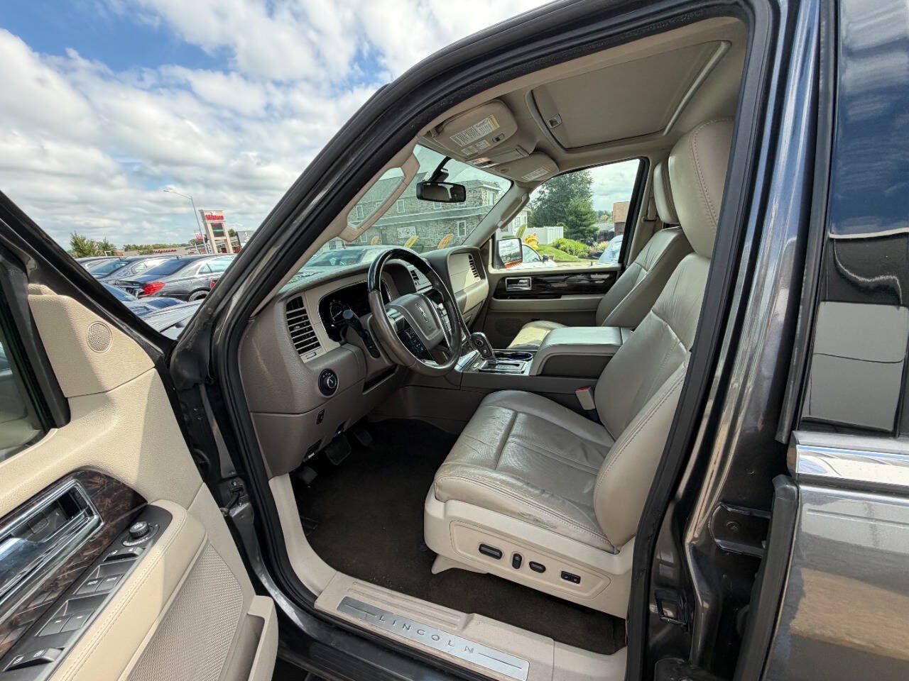 Used 2016 Lincoln Navigator Select RWD image 10