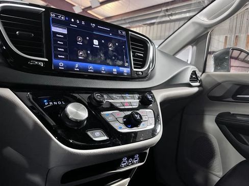 Used 2023 Chrysler Pacifica Touring-L FWD image 21