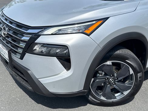 Used 2025 Nissan Rogue SV image 3