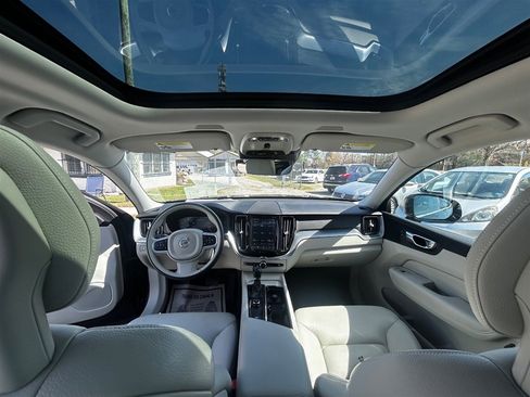 Used 2018 Volvo XC60 T5 Momentum w/ Vision Package image 13